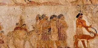 continua inmigración de gentes procedentes de Canaán culminó con los invasores hicsos,que llegaron a Egipto hacia el s.XVIIIa. C. ,una época de crisis interna, conquistando la ciudad Avaris.Posteriormente tomaron Menfis y fundaron las dinastías XV y XVI.