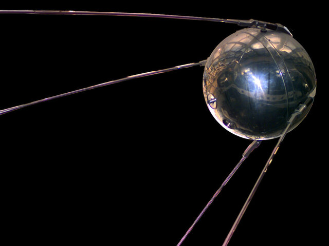 La URSS pone en órbita el Sputnik.