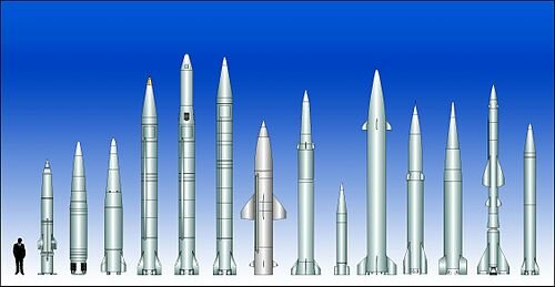 EEUU y la URSS despliegan misiles balísticos.