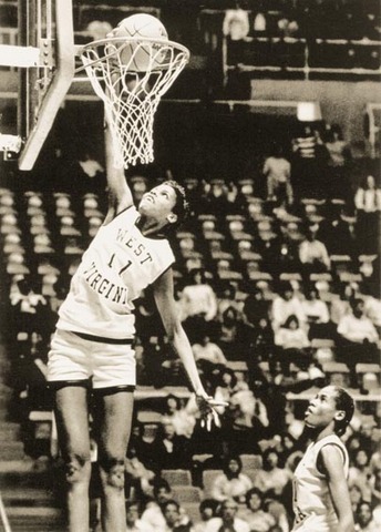 Georgeann wells Blackwell is the first woman to dunk in collegiate basketball!