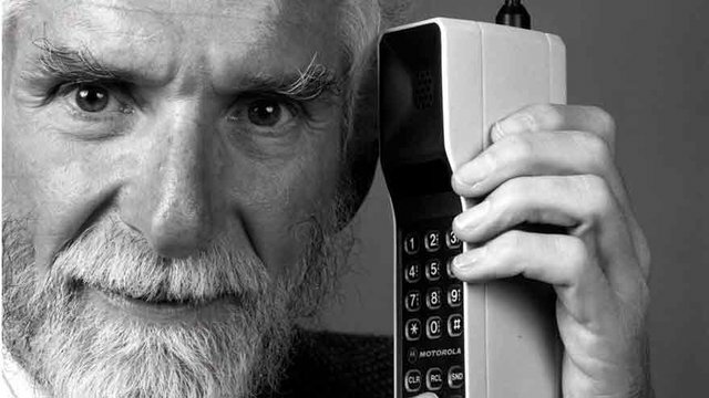 Martin Cooper desarrolla el telefono celular