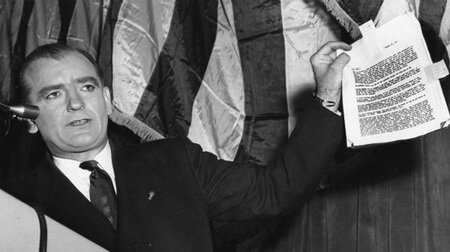 Caza de brujas por el senador Mc Carthy en EEUU.