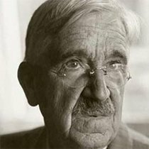 Obtiene el doctorado gracias a una tesis que realizó sobre Kant.