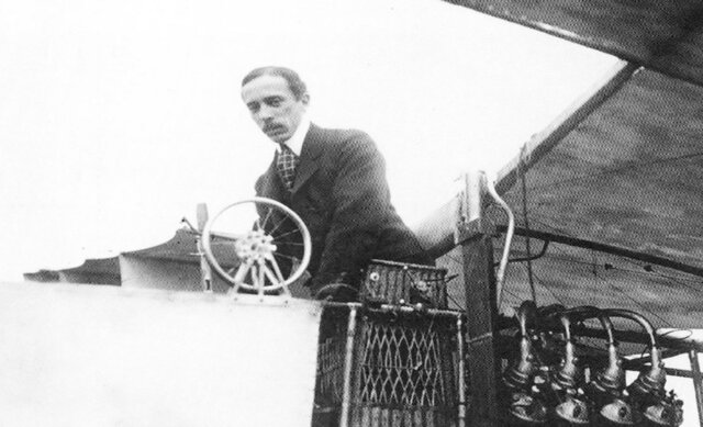 primer hombre en despegar a bordo de un avión impulsado por un motor