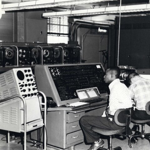 UNIVAC I, primera computadora comercial, desarrollada por Sperry. La primer venta se realizó a la oficina de censos de los EE.UU.