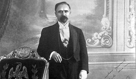 Asume la Presidencia