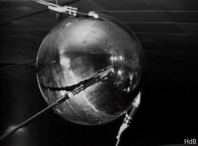 La URSS pone en órbita el Sputnik.