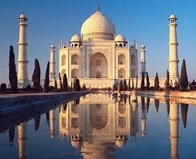 Montessori no puede salir de India y publica allí ”The Child” (1941) y “Reconstrucción in Education” (1942)