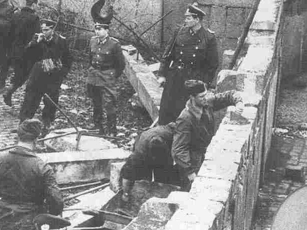 Se comienza a levantar el muro de Berlín