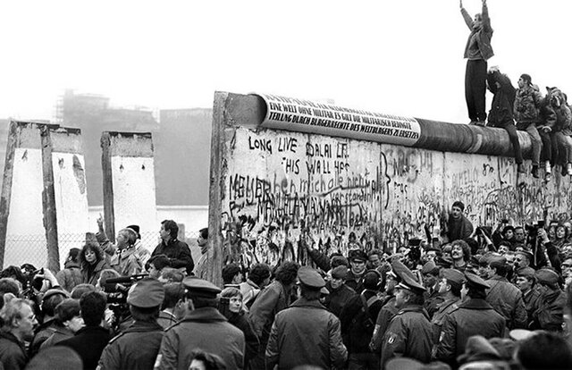 Se comienza a levantar el muro de Berlín. 2a crisis de Berlín.