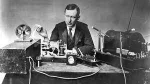 1899 años D.C. Guglielmo Marconi (premio Novel) establece la primera conexión mediante telegrafía sin hilos. (CW). La radio y la radio telegrafía.