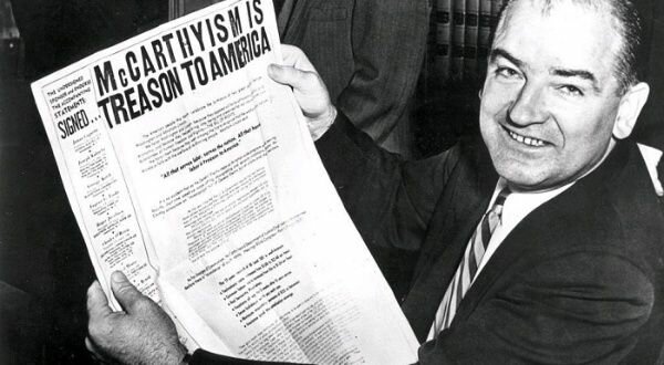 Caza de brujas por el senador Mc Carthy en EEUU.