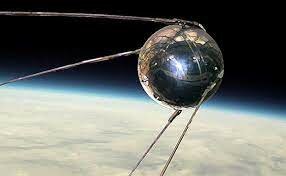 La URSS pone en órbita el Sputnik.