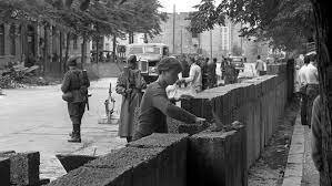Se comienza a levantar el muro de Berlín. 2a crisis de Berlín.