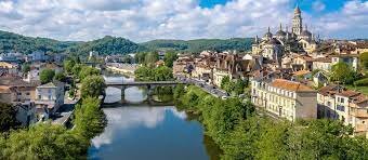 Il est né à Périgueux, en France