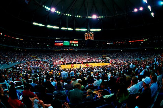 intento por batir record de personas en un estadio de basquetbol (20 mil personas intento fallido)