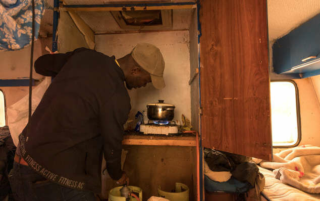 El Gobierno afirma que busca una solución "definitiva" para la infravivienda de los jornaleros de la fresa