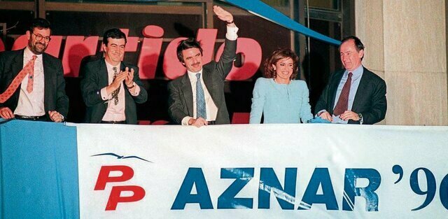 El Partido Popular gana en las elecciones generales por mayoría absoluta y José María Aznar se mantiene como presidente del Gobierno.