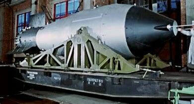 La URSS desarrolla una bomba atómica más potente