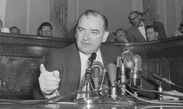 Caza de brujas por el senador Mc Carthy en EEUU.