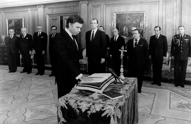 Sucedieron gobiernos socialistas presididos por Felipe González.