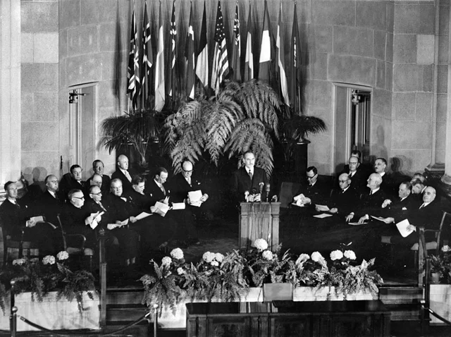 Creación de la OTAN por el Tratado de Washington
