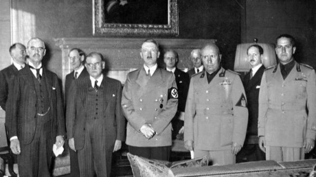 Alemania, Italia, Gran Bretaña y Francia firman el Pacto de Munich que obliga a la República Checoslovaca a ceder a la Alemania nazi los Sudetes, incluyendo las posiciones de defensa militar clave de Checoslovaquia.