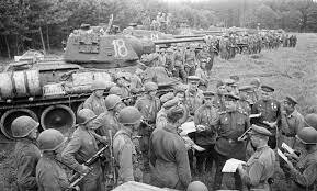 Los soviéticos lanzan una ofensiva masiva en el este de Bielorrusia y destruyen el Centro del Grupo del Ejército Alemán y avanzan hacia el oeste rumbo al río Vístula frente a Varsovia, en el centro de Polonia, el 1 de agosto.