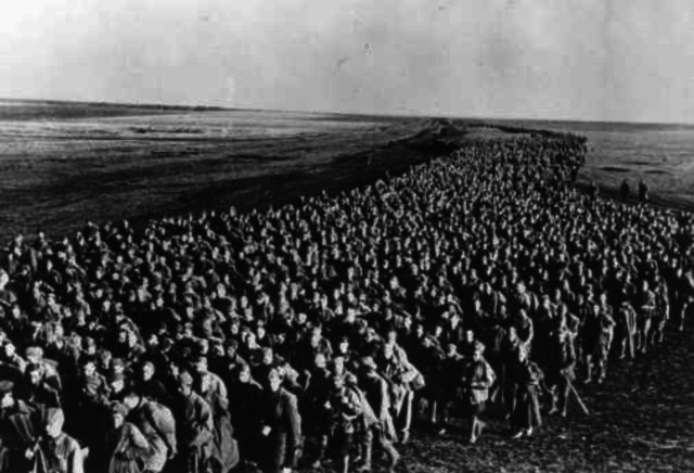 Los alemanes lanzan una ofensiva final en el oeste, conocidacomo la Batalla de las Ardenas, en un intento por  reconquistar Bélgica y dividir las fuerzas Aliadas apostadas a lo largo de la frontera alemana. El 1 de enero de 1945, los alemanes están en ...