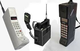 Aparece la primera generación de celulares.