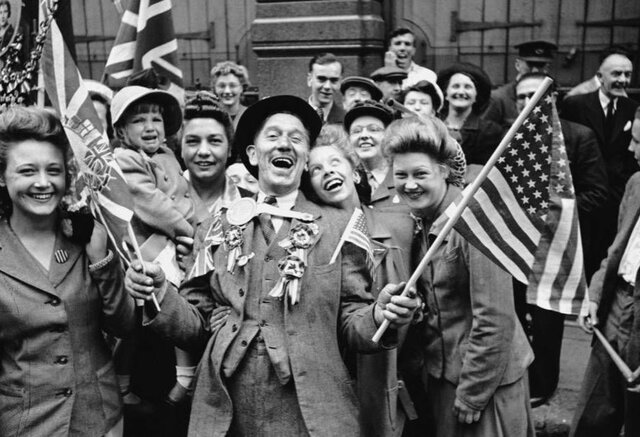 Japón, habiendo acordado en principio la rendición incondicional el 14 de agosto de 1945, se rinde formalmente y finaliza la Segunda Guerra Mundial.