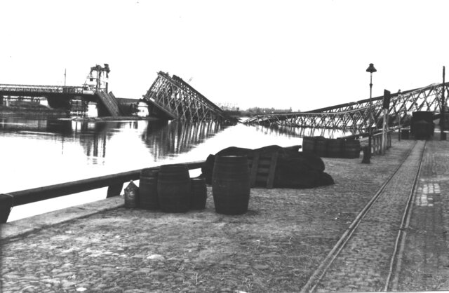 Nederland blaast Ijsselbruggen op.