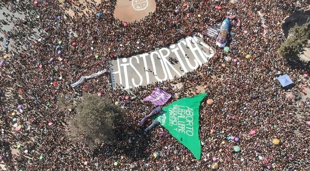 La frase "HISTORICAS" en la plaza de la dignidad!