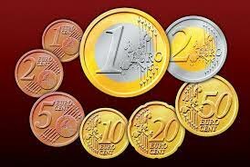 España participa en el nacimiento del euro como moneda.