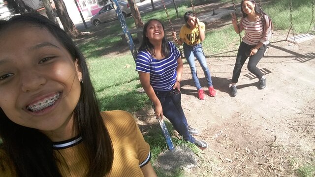 Amigas de secundaria :3