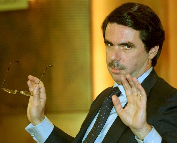 El Partido Popular gana en las elecciones generales por mayoría absoluta y José María Aznar se mantiene como presidente del Gobierno