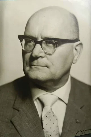 Reestructuración de la Escuela Normal de Varones