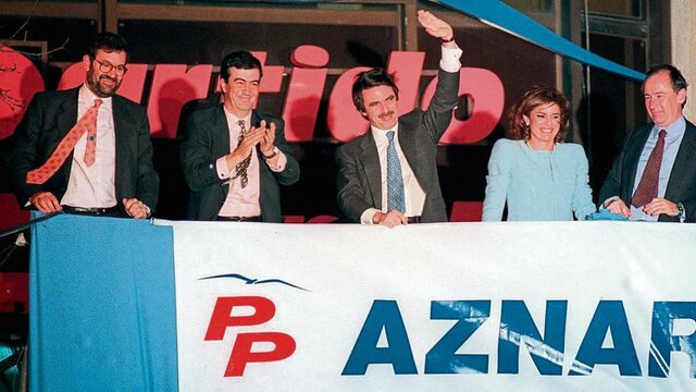 El Partido Popular gana en las elecciones generales por mayoría absoluta y José María Aznar se mantiene como presidente del Gobierno + Biografía Aznar