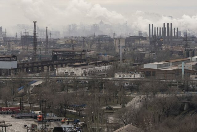 Vista della città di Mariupol con le acciaierie Azvostal