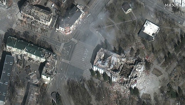 Il teatro di Mariupol dopo i bombardamenti russi