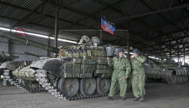 Ribelli filo-russi preparano i loro carri armati per posizionarsi in prima linea non lontano da Mariupol