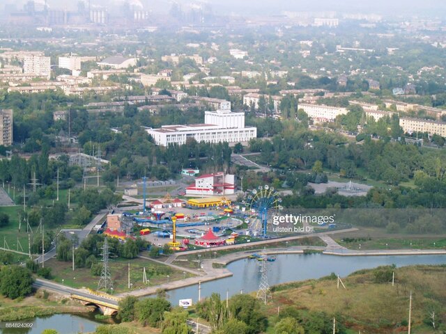 Foto panoramica della città di Mariupol con l’acciaieria sullo sfondo