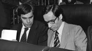 El PSOE gana las elecciones generales por mayoría simple y Felipe González se mantiene como presidente del Gobierno.4a legislatura.