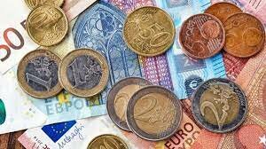 España participa en el nacimiento del euro como moneda.