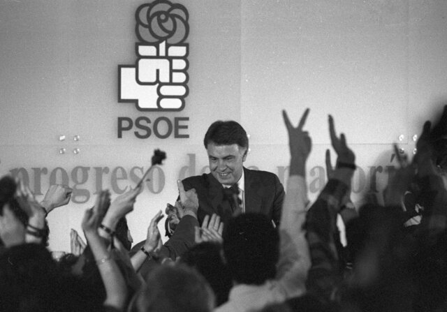 El PSOE gana las elecciones generales por mayoría simple y Felipe González se mantiene como presidente del Gobierno.4a legislatura