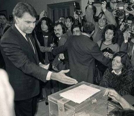 España aprueba en referéndum su entrada en la OTAN.