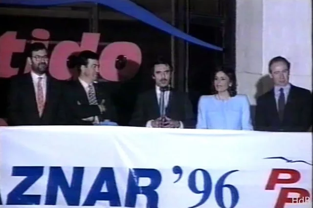 El Partido Popular gana en las elecciones generales por mayoría simple y José María Aznar se convierte en presidente del Gobierno.