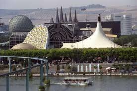 España es el país anfitrión de las Olimpiadas y de la Exposición Universal.