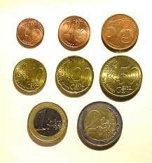 España participa en el nacimiento del euro como moneda.