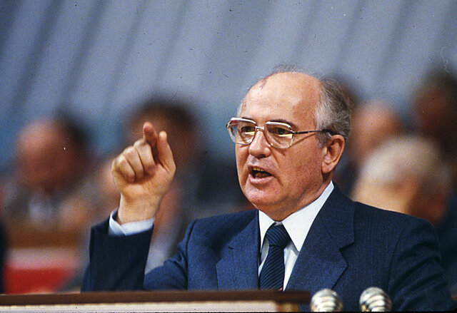 Arribada de Mikhaïl Gorbatxov al poder.